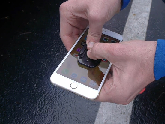 視頻：iPhone 6s機(jī)身很耐磨？馬路上磨擦一下再說(shuō)